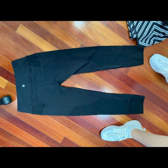 BLACK LULULEMON LEGGINGS - Picture 2 of 3